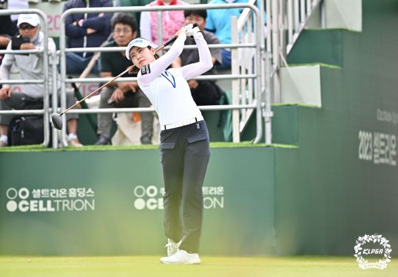 티샷하는 박민지 - 박민지가 11일 강원도 양양에 위치한 설해원에서 열린 ‘셀트리온 퀸즈 마스터즈’ 마지막 라운드 1번 홀에서 티샷하고 있다. KLPGA 제공