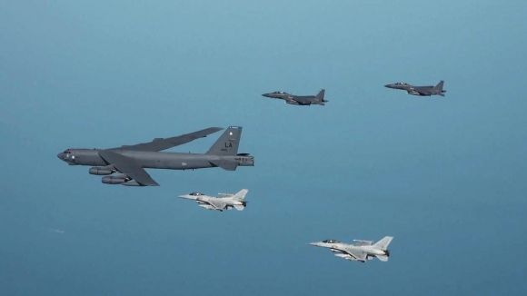 서해 상공에서 한국 F-15K, KF-16 전투기가 미국 측 B-52H 전략폭격기가 함께 한미연합공중훈련을 하고 있다. 국방부 제공