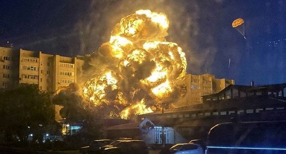 러시아 SU-34 전투기가 러시아 남부 항만도시 예이스크에서 이륙 직후 추락한 뒤 9층 아파트에 불길이 옮겨붙어 현재 13명이 숨지는 등 대규모 사상자가 발생했다. 러시아 공군은 훈련 부족 등의 영향으로 피해가 잇따르고 있다. 예이스크 AP 연합뉴스