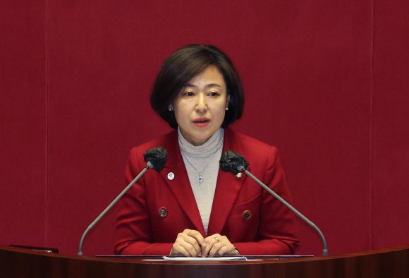 황보승희, 국민의힘 탈당·총선 불출마 선언 - 불법 정치자금 수수 의혹과 사생활 논란에 휩싸인 초선 황보승희(부산 중·영도) 의원이 19일 국민의힘 탈당과 내년 총선 불출마를 선언했다. 사진은 황보 의원이 지난 4월 11일 전원위원회에서 질의 ·토론하는 모습. 2023.6.19  연합뉴스