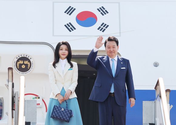 프랑스·베트남 순방 출국하는 윤석열 대통령 내외 - 프랑스·베트남을 방문하는 윤석열 대통령과 김건희 여사가 19일 성남 서울공항에서 출국하며 공군 1호기에 올라 손을 들어 인사하고 있다. 2023.6.19 연합뉴스