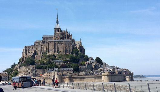 파리에서 서쪽으로 약 340km 떨어진 몽생미셸(Mont-Saint-Michel)은 생말로만 연안에 떠 있는 아름다운 수도원으로 해마다 많은 관광객들이 찾는 인기 명소다.