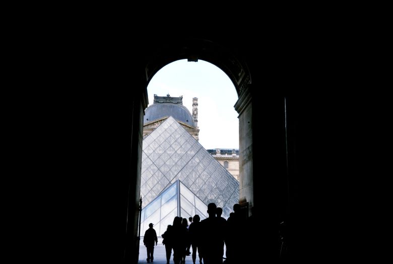 세계 3대 박물관 중 하나인 루브르 박물관(Le Musée du Louvre)은 전세계에서 수집한 회화, 조각 등 40만점의 소장품이 있으며, 이 가운데 약 3만 5000점을 전시하고 있다.