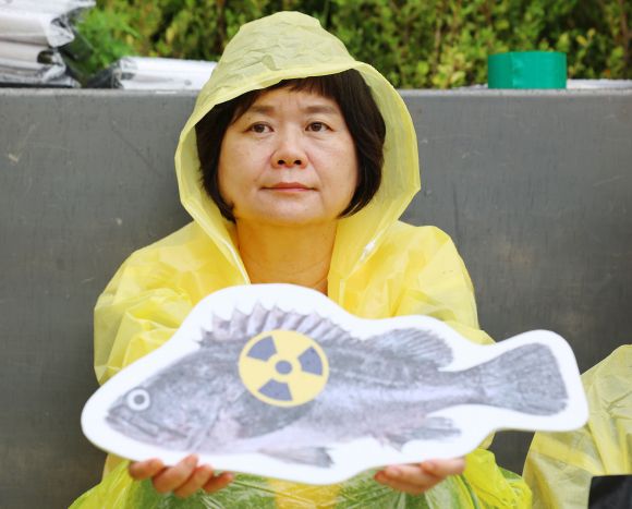 방사능 오염수 투기 저지 투쟁 나선 이정미 대표 - 일본 후쿠시마 원전 오염수 방류 저지를 위한 단식 농성에 돌입한 정의당 이정미 대표가 26일 오후 서울 종로구 주한 일본대사관 앞에서 열린 정의당 후쿠시마오염수 해양투기 저지 일본 원정투쟁단 보고회에서 방사능표시가 된 물고기 사진을 들고 있다.  연합뉴스