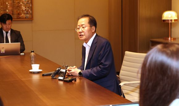 홍준표 대구시장이 29일 오후 서울 여의도 한 호텔에서 2023 대구투자설명회를 마치고 기자간담회를 하고 있다. 연합뉴스