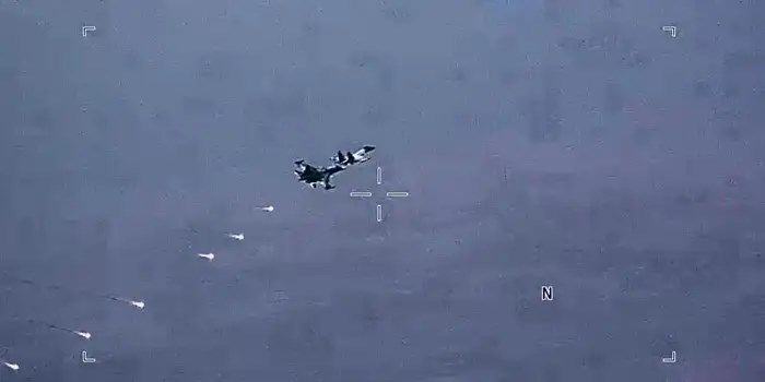 지난 6일 러시아 Su-34와 Su-35 전투기가 미 무인기 앞에 플레어를 전개하는 모습