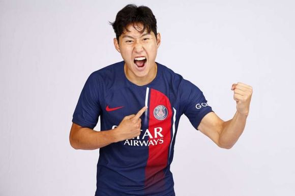 9일 프랑스 프로축구 리그1 파리 생제르맹(PSG)으로 이적한 이강인이 새 유니폼에 새겨진 구단 엠블렘을 손가락으로 가리키며 포효하고 있다. 이강인은 구단 홈페이지에 팀이 최대한 많은 타이틀을 따내는 데 힘을 보태고 싶다고 입단 각오를 밝혔다. [PSG 홈페이지 캡처]