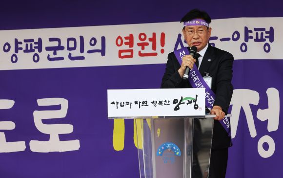 발언하는 전진선 양평군수 - 10일 오전 경기도 양평군청 앞에서 열린 ‘서울-양평 고속도로 사업 재추진 범군민대책위원회 발대식’에서 전진선 양평군수가 발언하고 있다.  연합뉴스