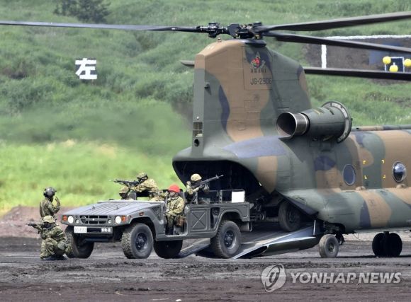 (시즈오카 교도=연합뉴스) 25일 일본 자위대가 시즈오카(靜岡)현의 고텐바(御殿場)시 히가시후지(東富士)연습장에서 공개 훈련인 ‘후지종합화력연습’을 실시하고 있다. 2019.8.25