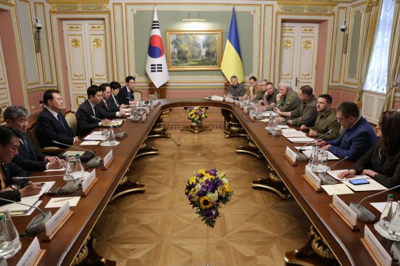 확대회담 갖는 한-우크라이나 정상 - 윤석열 대통령과 볼로디미르 젤렌스키 우크라이나 대통령이 15일(현지시간) 우크라이나 수도 키이우의 대통령 관저인 마린스키궁에서 한-우크라이나 확대 정상회담을 하고 있다. 2023.7.15 대통령실 제공.