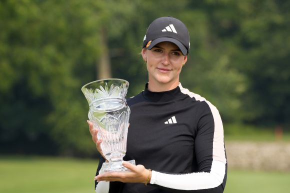 린 그랜트 LPGA 첫 우승 - 17일(한국시간) 미국 오하이오주 실베이니아의 하일랜드 메도스 골프클럽에서 열린 LPGA투어 다나 오픈에서 우승한 린 그랜트가 우승컵을 들고 기념 촬영을 하고 있다. 실베이니아 AP 연합뉴스