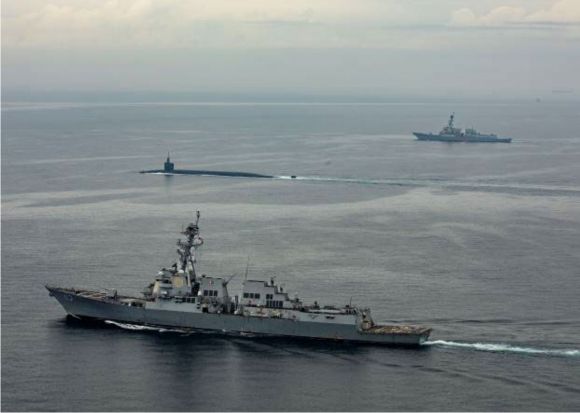 부산 작전기지로 입항하는 미 SSBN 켄터키함 - 미국 해군의 전략핵 잠수함인 켄터키함(SSBN 737, 사진 가운데)이 18일 부산작전기지로 입항하고 있다. SSBN 방한은 1981년 3월 로버트 리(SSBN 601) 한국 방문 이후 42년 만이며, 북한이 대륙간탄도미사일(ICBM) 화성-18형을 쏘아 올린 지 엿새 만의 전략자산 전개다. 2023.7.18 주한미군 제공.