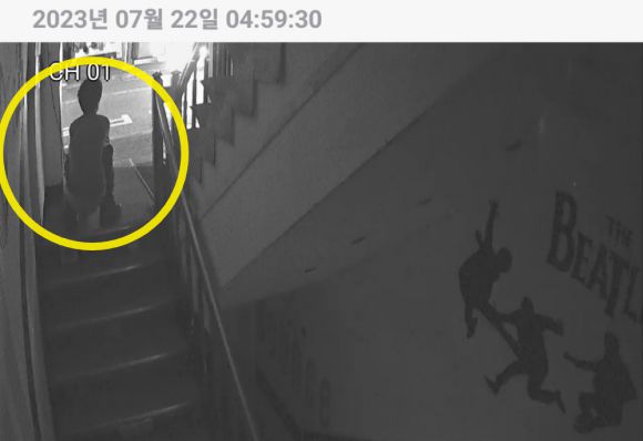 한 상가 건물에 이틀 연속 ‘대변 테러’가 발생했다는 자영업자의 사연이 전해졌다. 지난 22일 네이버 온라인 카페 ‘아프니까 사장이다’에 올라온 폐쇄회로(CC)TV 영상 한 장면. 아프니까 사장이다 캡처