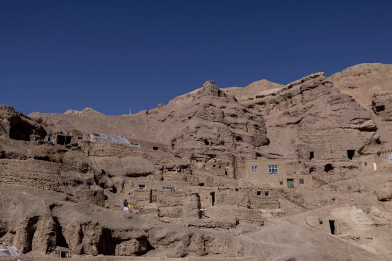 아프간 중부 산악지대인 바미안에는 집세를 낼 돈이 없어 동굴(사진)에 사는 사람들과 대피소가 몰려 있다. 유엔난민기구 제공