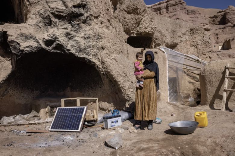 아프간 중부 산악지대인 바미안의 동굴에 2년 째 살고 있는 여성 파티마의 자녀들. 유엔난민기구 제공