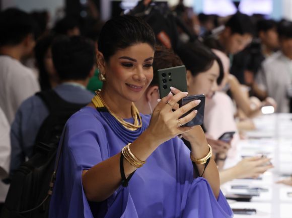 갤럭시Z5 궁금해 - 26일 오후 서울 코엑스에서 열린 삼성전자 ‘갤럭시 언팩 2023’ 행사에서 참석자들이 제품을 시연해보고 있다. 연합뉴스