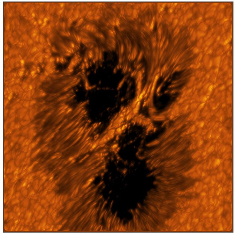 자기장이 가장 강한 흑점의 어두운 부분을 본영(umbra)이라 하며, 본영보다 밝은 그 주변을 반영(penumbra)이라 부른다. 사진을 자세히보면 본영과 반영사이를 연결하는 밝은 형체인 빛다리(light bridge)가 보인다. 전문가들은 빛다리를 흑점 붕괴의 시작으로 본다. 사진=NSF/AURA/NSO