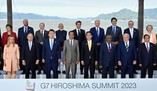G7 의장국인 일본 초청에 따른 참관국(옵서버) 자격으로 G7 정상회의 참석한 윤석열 대통령이 20일 일본 히로시마 그랜드 프린스 호텔에서 열린 G7 정상회의에서 각국 정상들과 기념촬영을 하고 있다. 연합뉴스