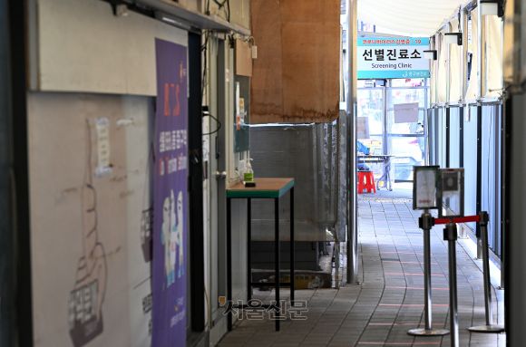 코로나19 하루 평균 확진자 수도 4주 연속 증가세를 보이고 있다. 사진은 27일 서울 중구보건소에 설치된 선별진료소 모습. 2023.7.27 오장환 기자
