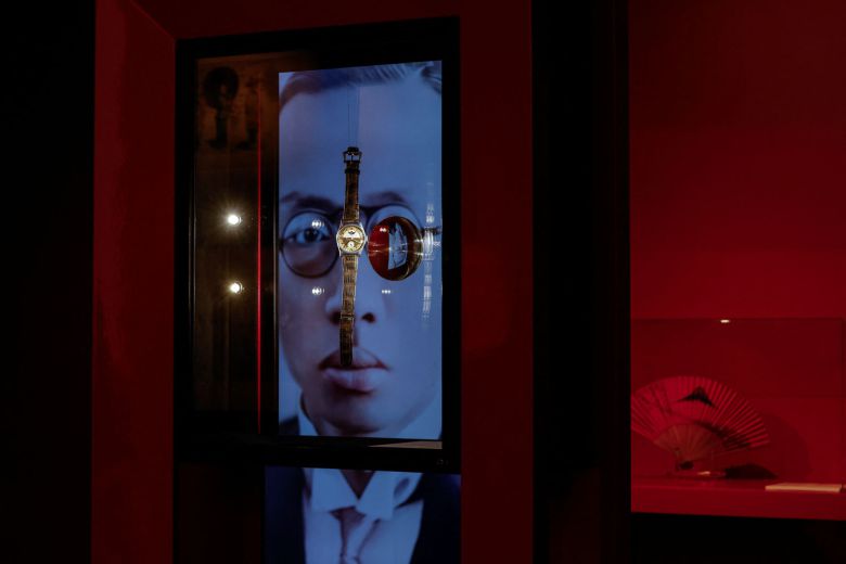 2023년 5월19일(현지시간) 중국 홍콩 필립스 옥션 하우스에서 청나라 마지막 황제 푸이의 수집품이던 파텍필립 손목시계가 그의 초상화를 배경으로 전시돼 있다. / 사진=로이터 연합뉴스