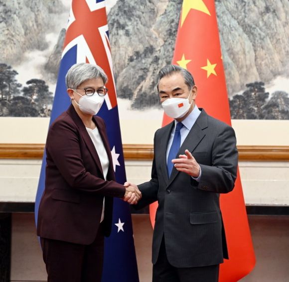 중국·호주 수교 50주년 기념일인 지난해 12월 21일 왕이(오른쪽) 당시 중국 외교 담당 국무위원 겸 외교부장과 페니 웡 호주 외교장관이 베이징 댜오위타이 국빈관에서 제6차 중·호 외교·전략대화를 열기 전  악수를 나누고 있다. 중국 외교부 제공