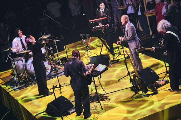 이날치가 지난 3일 서울 종로구 세종문화회관 S씨어터에서 공연하고 있다. 세종문화회관 제공