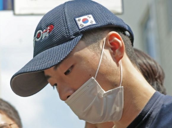 경기 성남시 분당구 서현동 AK플라자 백화점에서 차량을 몰고 돌진하고 무차별 흉기 난동을 벌여 14명을 사상케 한 최모(22)씨가 5일 오후 성남시 수정구 수원지방법원성남지원에서 구속 전 피의자 심문(영장실질심사)을 받기위해 법정으로 들어가고 있다. 뉴시스