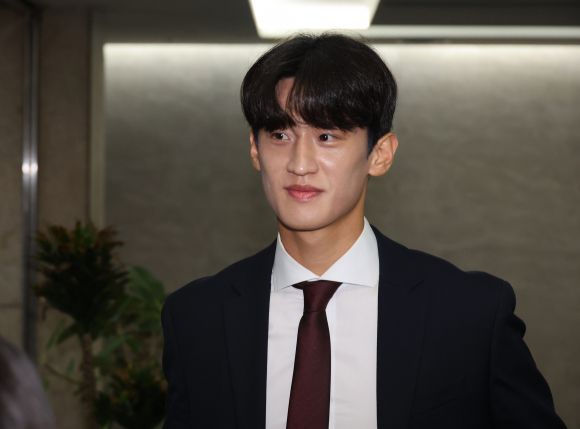 면접장 향하는 이대훈 - 국제올림픽위원회(IOC) 선수위원 한국 후보를 뽑는 1차 관문인 대한체육회 평가위원회 비공개 면접이 10일 서울 송파구 방이동 올림픽파크텔에서 열렸다. 태권도 이대훈 선수가 면접장으로 향하고 있다.  연합뉴스