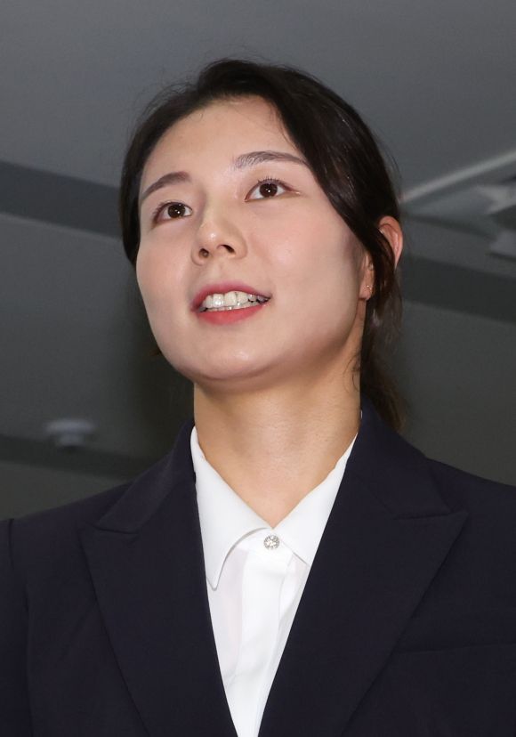 면접 대기실 들어서는 김소영 - 국제올림픽위원회(IOC) 선수위원 한국 후보를 뽑는 1차 관문인 대한체육회 평가위원회 비공개 면접이 10일 서울 송파구 방이동 올림픽파크텔에서 열렸다. 배드민턴 김소영이 면접 대기실로 들어오고 있다.  연합뉴스