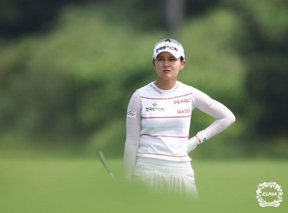 타구 방향 확인하는 박현경 - 박현경이 13일 제주 서귀포에 위치한 테디밸리 골프앤리조트에서 열린 ‘두산건설 We’ve 챔피언십‘ 마지막 라운드 2번 홀에서 두 번째 샷 후 타구 방향을 확인하고 있다.  KLPGA 제공