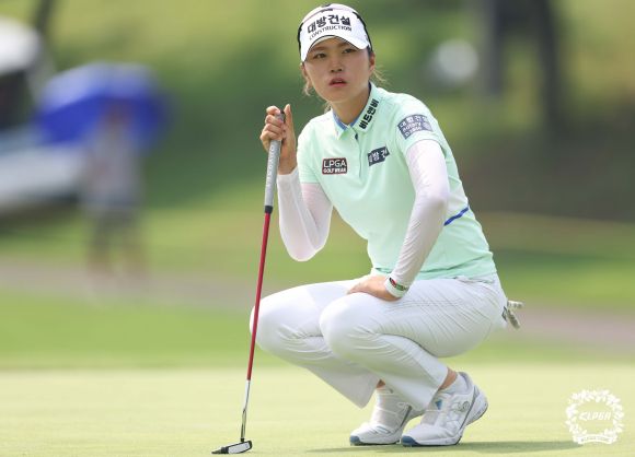 그린 파악하는 김민선 - 김민선이 13일 제주 서귀포에 위치한 테디밸리 골프앤리조트에서 열린 ‘두산건설 We’ve 챔피언십‘ 마지막 라운드 1번 홀에서 그린을 파악하고 있다. KLPGA 제공