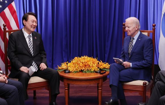2022년 11월 아세안(ASEAN·동남아국가연합) 정상회의를 계기로 캄보디아 프놈펜에서 한미 정상회담을 가진 윤 대통령이 바이든 대통령과 대화하며 웃고 있는 모습. 서울신문DB