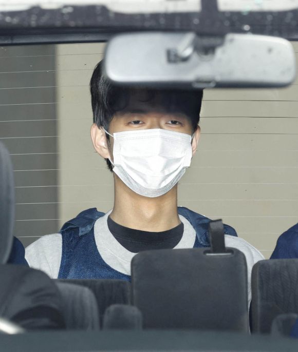 호송되는 기시다 총리 폭탄테러 미수범 기무라 류지 - 기시다 후미오 일본 총리를 향해 사제 폭발물을 투척한 용의자 기무라 류지(24)가 17일 와카야마현 경찰서에서 검찰로 호송되고 있다. 와카야마 로이터 연합뉴스