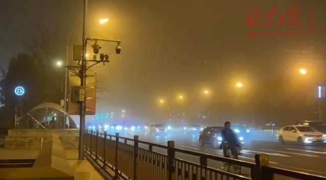 중국 현지시간으로 지난 10일 밤, 황사로 뒤덮인 수도 베이징의 모습