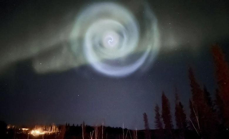 지난 15일 이른 아침 알래스카 주 페어뱅크스 하늘에 소용돌이 형상이 펼쳐졌다. AP 연합뉴스