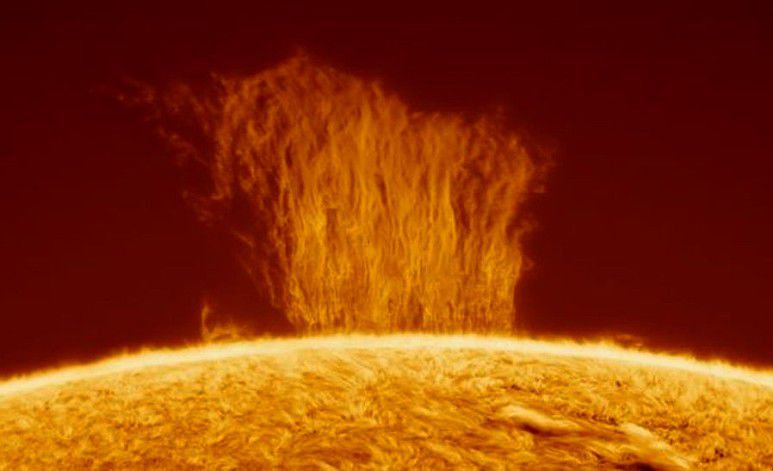 지구 8개를 포갠 높이 10만km의 태양 플라스마 폭포가 쏟아져내리는 광경.사진=Eduardo Schaberger Poupeau