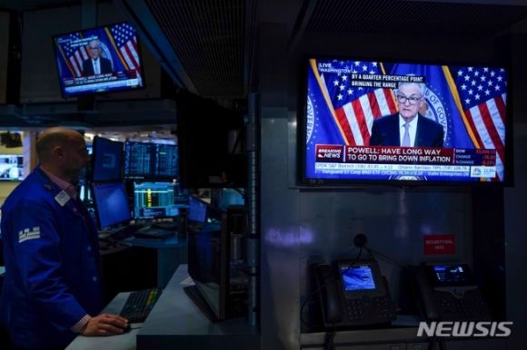 16일(현지시간) 뉴욕증시가 연준의 추가 금리 인상 가능성에 일제히 하락 마감했다. 사진은 지난 5월3일 뉴욕증권거래소에서 제롬 파월 연준 의장의 기자회견이 방송되고 있는 모습. 2023.08.17. 뉴시스