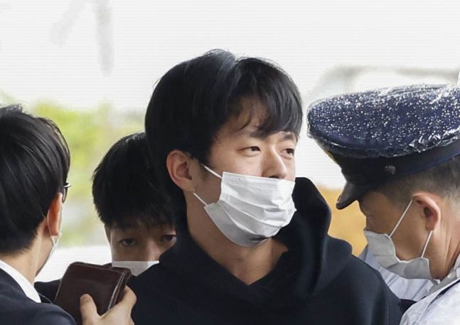 지난 15일 일본 와카야마시 사이카자키 항구에서 보궐선거 자민당 후보 지원 연설에 나선 기시다 후미오 총리를 겨냥해 폭발물을 투척한 기무라 류지(가운데)가 현장에서 체포되고 있다. 연합뉴스