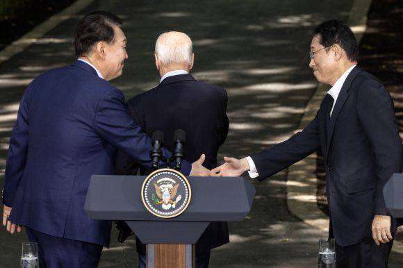 18일(현지시간) 워싱턴DC 인근 미국 대통령 별장인 캠프 데이비드에서 열린 한미일 정상회의 뒤 열린 기자회견에서 악수하는는 윤석열 대통령과 기시다 총리. EPA=연합뉴스