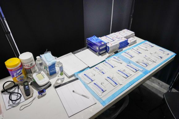 Immigration NYC - 최근 해외에서 몰려드는 이민자로 몸살을 앓고 있는 미국 뉴욕의 퀸즈브로 코로나 임시 검사소 텐트 안에 코로나19 검사 키트가 놓여져있다. 2023.8.15(현지시간) AP=연합뉴스