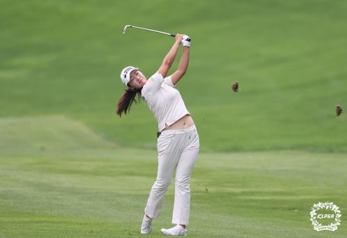 KLPGA 투어 하이원리조트 오픈 최종 라운드 4번 홀에서 아이언 샷을 하고 있는 한진선. KLPGA 제공