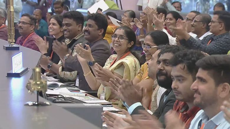 2023년 8월 23일 찬드라얀 3호가 성공적으로 달에 착륙한 후 ISRO 임무 관제들이 박수를 치고 있다.(출처: ISRO via YouTube)