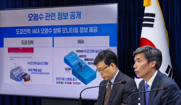 후쿠시마 원전 오염수 방류 관련 데이터 확인법 안내 - 일본 정부와 도쿄 전력이 후쿠시마 제1 원전의 오염수 방류를 시작한 지 이틀째인 25일 오전 박구연 국무조정실 1차장(오른쪽)이 서울 종로구 정부서울청사에서 오염수 방류 관련 일일 브리핑에 참석해 방류 관련 정보를 확인할 수 있는 인터넷 사이트와 현황에 대해 설명하고 있다. 2023.8.25 연합뉴스