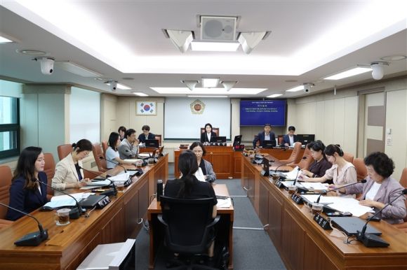 지난 28일 서울시의회 제320회 임시회 제2차 회의를 개최한 ‘서울시의회 저출생 인구절벽 대응 특별위원회’