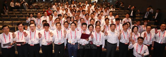 국민의힘 장동혁 원내대변인이 29일 인천 중구 인천국제공항공사 인재개발원에서 열린 2023 국민의힘 국회의원 연찬회에서 결의문을 낭독하고 있다. 2023.8.29안주영 전문가자