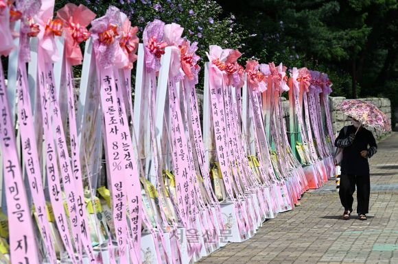 31일 국회 앞에 더불어민주당 이재명 대표의 취임 1주년 맞이 축하 화환이 놓여있다. 2023.8.31 홍윤기 기자
