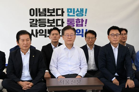 더불어민주당 이재명 대표가 31일 국회 본청 앞에서 단식 농성을 하고 있다. 이 대표는 이날 취임 1주년 기자간담회에서 “무능 폭력 정권을 향해 국민항쟁을 시작하겠다”며 무기한 단식 농성에 돌입했다. 2023.8.31 홍윤기 기자