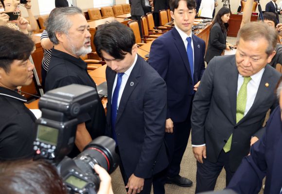 행안부 장관과 이태원참사 유가족 - 31일 국회 행정안전위원회에서 전체회의 종료 후 이태원 참사 유가족이 이상민 행정안전부 장관에게 항의하고 있다.이날 행안위는 ‘이태원 참사 특별법’을 야당 단독으로 처리했다. 국민의힘 의원들은 법안 의결에 반대하며 퇴장했다. 2023.8.31연합뉴스