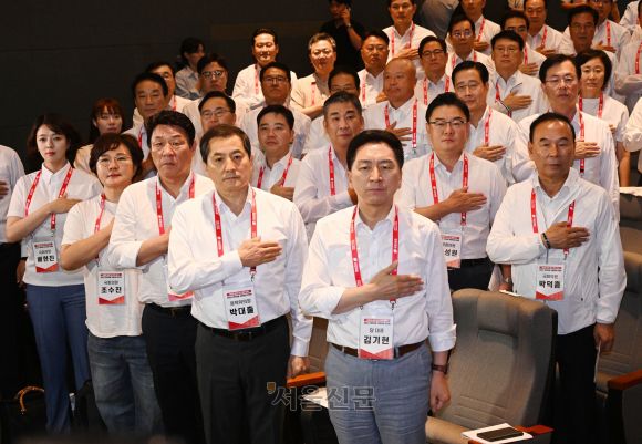 28일  국민의 힘 김기현대표와 참석의원들이 인천국제공항공사 인재개발원에서 열린 국민과함께 3대 개혁완수 2023 국민의힘 국회의원 연찬회에서국민의례를 하고있다.2023.8.28안주영 전문기자