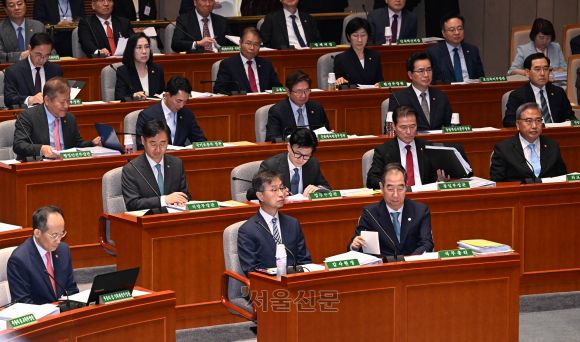 한덕수 국무총리 등 국무위원들이 30일 오전 서울 여의도 국회 본관 예결위회의장에서 열린 예산결산특별위원회 전체회의에 참석해 자리에 앉아 있다. 2023.8.30안주영 전문기자